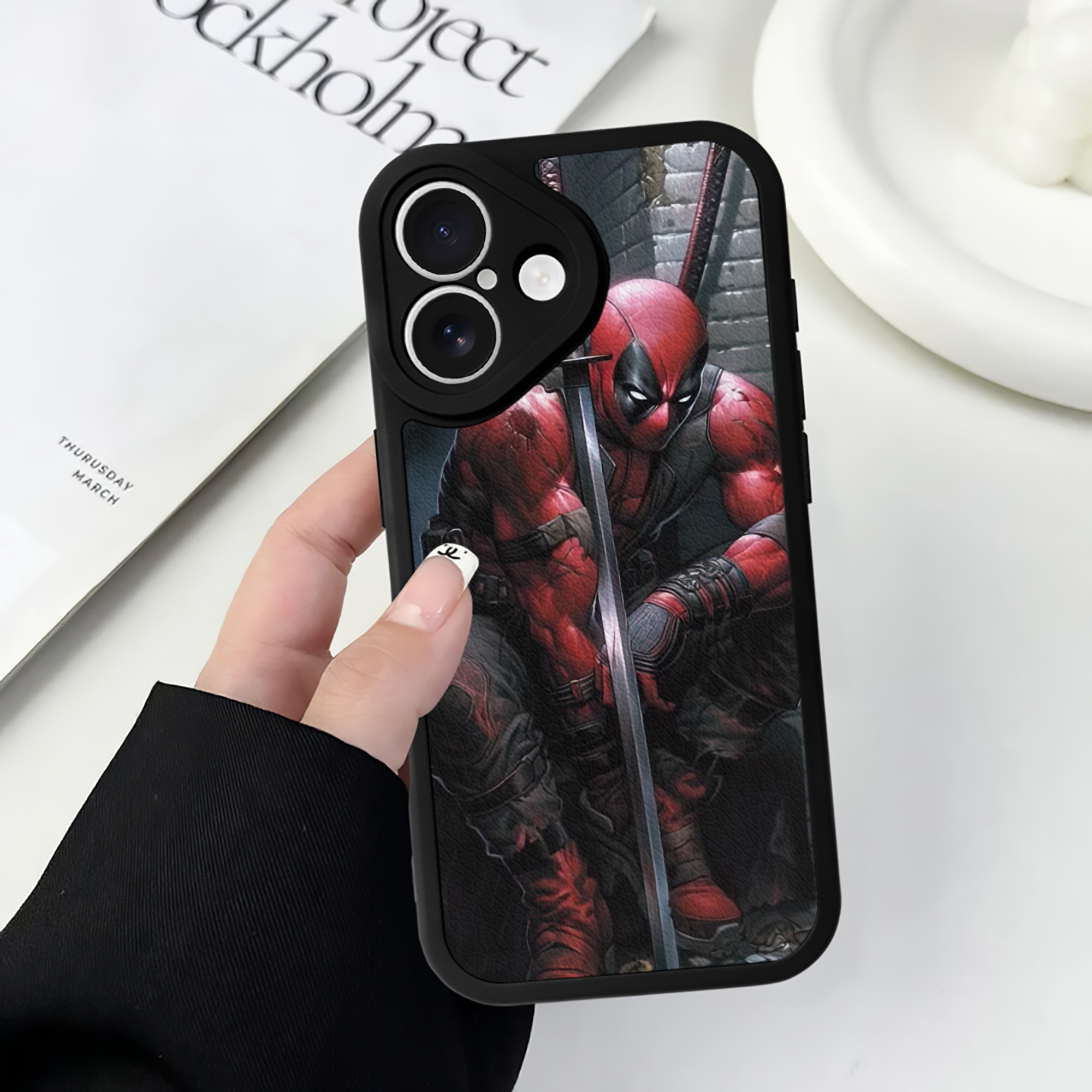 （画像用） Deadpool デッドプール 【iPhone 16シリーズ対応】シリコンスマホケース（レザー調） 材質：シリコン